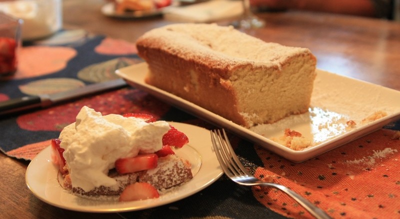 pound cake, strawberries & cream