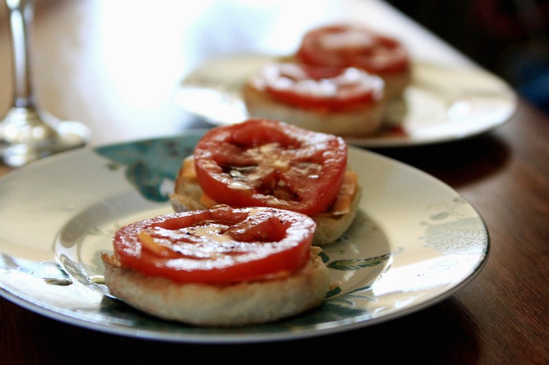 muffin & tomato