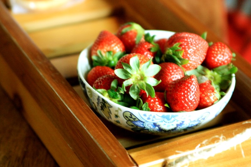 gift tray & strawberries