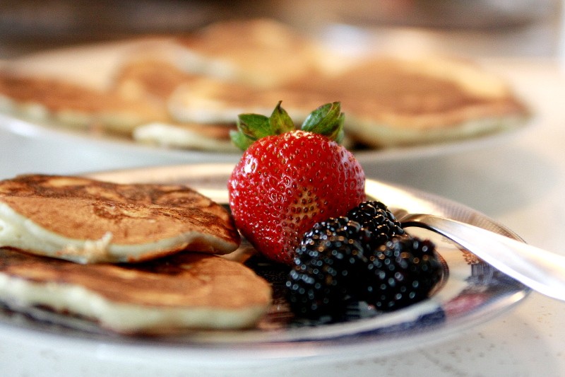 pancakes & fruit