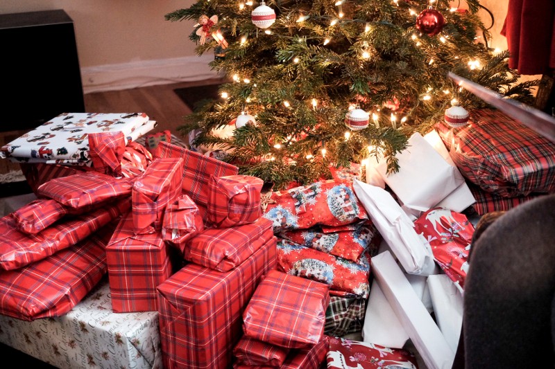 Christmas tree & presents